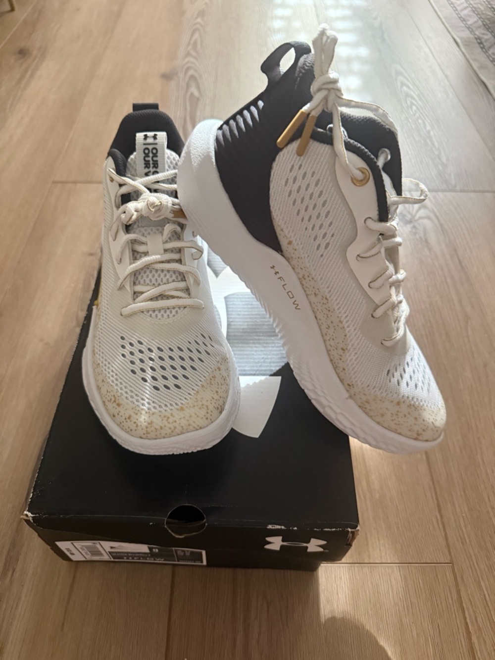 Under Armour Breakthrough 2 flow womans White, Black & Gold Speckle NWB Sz 8